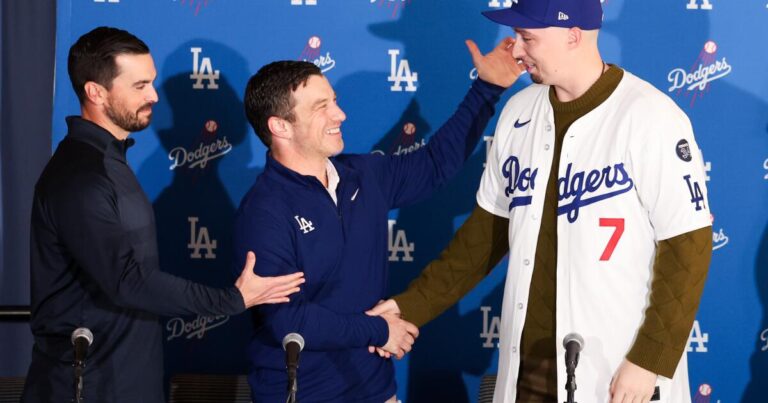 urlhttps3A2F2Fcalifornia times brightspot.s3.amazonaws.com2F9c2Ff62Fbe10e80545b0a5aeb048f1ec89712F1485261 sp dodgers snell presser 001