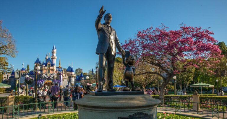 urlhttps3A2F2Fcalifornia times brightspot.s3.amazonaws.com2F262Fc72F661c833c4edc9ba076c18022a50b2F1269884 et 0318 disneyland toontown 002 ik disneyland pkg