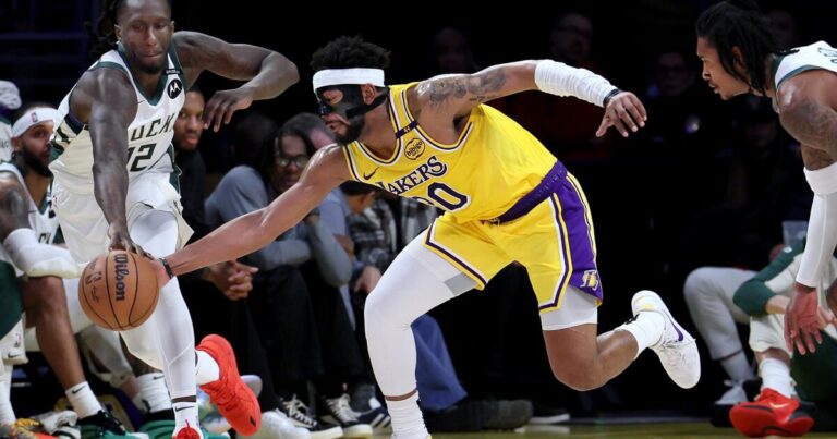 urlhttps3A2F2Fcalifornia times brightspot.s3.amazonaws.com2Fb12F232F0de2426b4022b639036bb3f3a0c32F1498222 sp nba lakers bucks 3 ajs