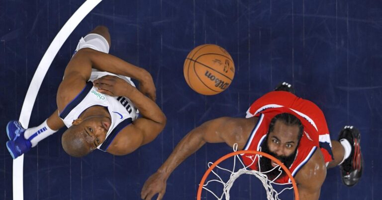 urlhttps3A2F2Fcalifornia times brightspot.s3.amazonaws.com2F0f2F5f2F4e53f6e84103b39e4a0c4f5c3cd72Fmavericks clippers basketball 31710