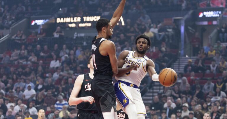 urlhttps3A2F2Fcalifornia times brightspot.s3.amazonaws.com2F2b2F3b2F94dc31924331a94600341b88181e2Flakers trail blazers basketball 48828