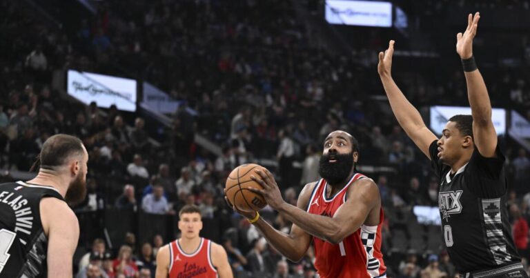 urlhttps3A2F2Fcalifornia times brightspot.s3.amazonaws.com2F872Fc02F880c6100445ead93a7db0dfa37c62Fspurs clippers basketball 59908
