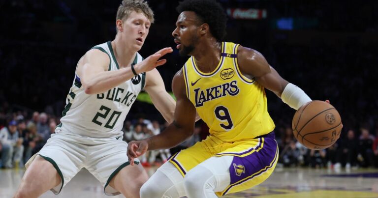 urlhttps3A2F2Fcalifornia times brightspot.s3.amazonaws.com2Fde2F4e2Fe958875742778823dd30c75449142F1498222 sp nba lakers bucks 8 ajs