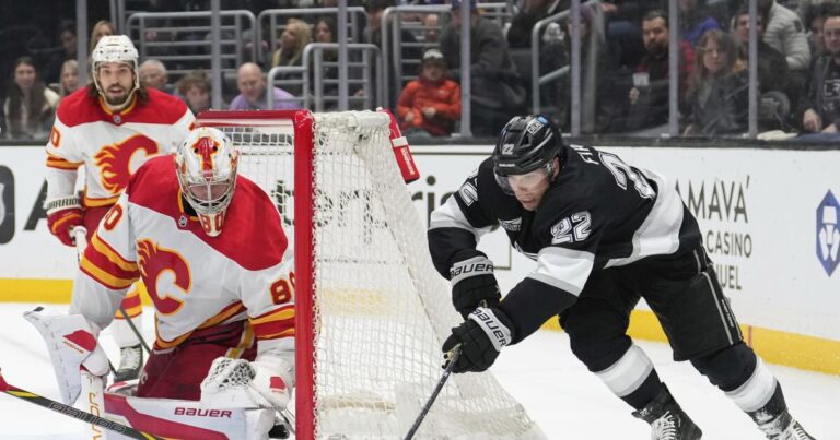 urlhttps3A2F2Fcalifornia times brightspot.s3.amazonaws.com2Ff92Fb62Fcf916cec4bd684429e8a8f4605942Fflames kings hockey 25127